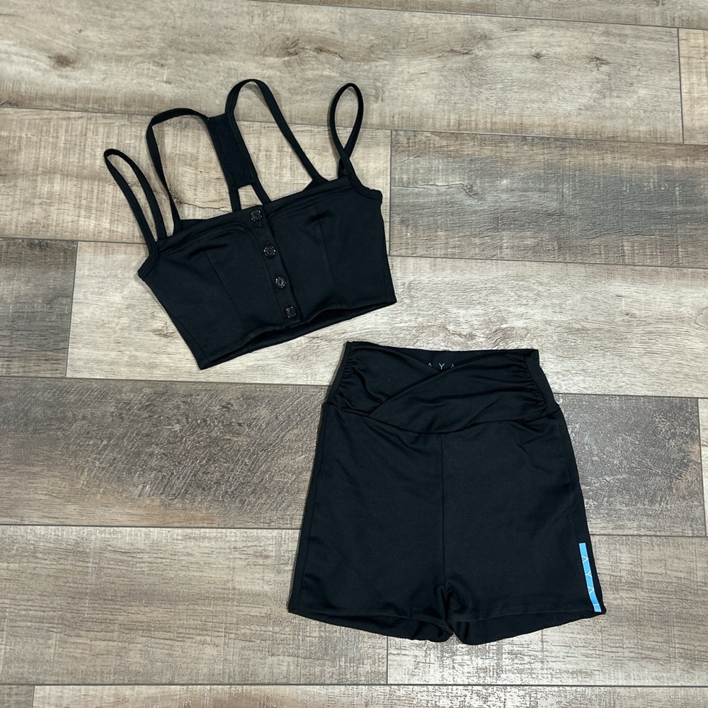 Are You Am I Kylen active top and Lexa short set